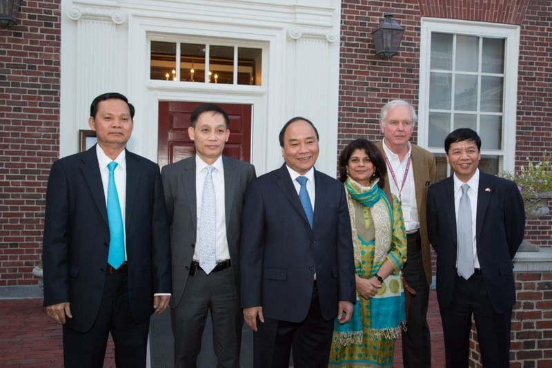 Thủ tướng Chính phủ Nguyễn Xuân Phúc chụp ảnh cùng ông Thomas Vallely nhân chuyến thăm Đại học Harvard. Ông Phúc là cựu học viên khóa đầu tiên của Chương trình Giảng dạy Kinh tế Fulbright năm 1994 khi còn là một cán bộ trẻ đầy triển vọng của tỉnh Quảng Nam (Ảnh: FUV) Thủ tướng Chính phủ Nguyễn Xuân Phúc chụp ảnh cùng ông Thomas Vallely nhân chuyến thăm Đại học Harvard. Ông Phúc là cựu học viên khóa đầu tiên của Chương trình Giảng dạy Kinh tế Fulbright năm 1994 khi còn là một cán bộ trẻ đầy triển vọng của tỉnh Quảng Nam (Ảnh: FUV)