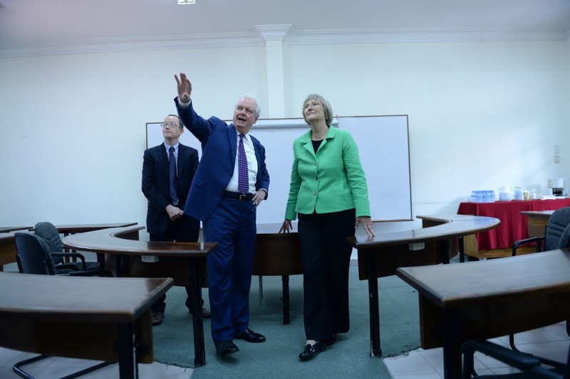 Ông Thomas Vallely và Giáo sư Drew Faust, Chủ tịch Đại học Harvard tại Trường Fulbright tháng 3 năm 2017. Bà Drew Faust là Chủ tịch Harvard đầu tiên đến thăm Việt Nam. Ảnh: Lê Anh Tuấn/ FUV. Ông Thomas Vallely và Giáo sư Drew Faust, Chủ tịch Đại học Harvard tại Trường Fulbright tháng 3 năm 2017. Bà Drew Faust là Chủ tịch Harvard đầu tiên đến thăm Việt Nam. Ảnh: Lê Anh Tuấn/ FUV.