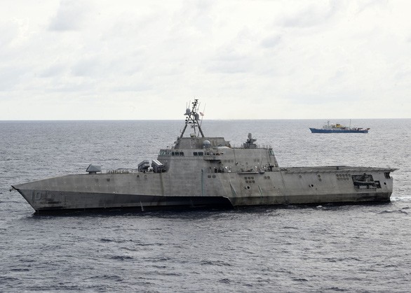 USS Gabrielle Giffords hoạt động gần tàu khảo sát Hải dương 4 của Trung Quốc trên Biển Đông (Ảnh: US Navy) USS Gabrielle Giffords hoạt động gần tàu khảo sát Hải dương 4 của Trung Quốc trên Biển Đông (Ảnh: US Navy)