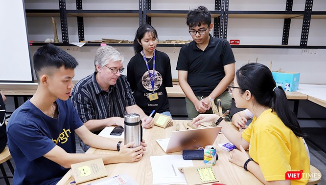 Các sinh viên chương trình cử nhân ĐH Fulbright trong lớp học Nhập môn Kỹ thuật (Ảnh: FUV cung cấp cho VietTimes) Các sinh viên chương trình cử nhân ĐH Fulbright trong lớp học Nhập môn Kỹ thuật (Ảnh: FUV cung cấp cho VietTimes)