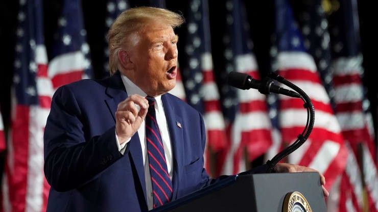 Tổng thống Donald Trump phát biểu chấp nhận đề cử của Đảng Cộng hòa tại bãi cỏ phía trước Nhà Trắng (Ảnh: Reuter)