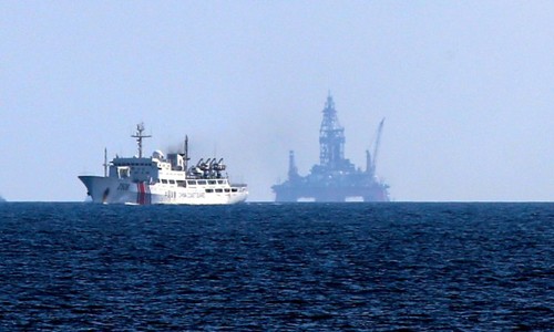 Tàu hải cảnh Trung Quốc di chuyển gần khu vực giàn khoan Hải Dương 981. (Ảnh: Asahi Shimbun)