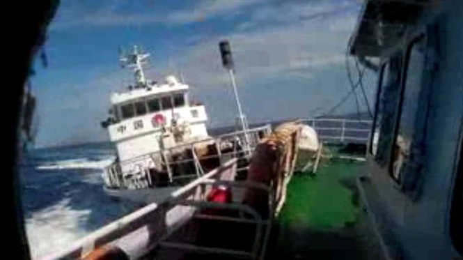 Tàu Trung Quốc xịt vòi rồng, hung hăng đâm thẳng vào tàu Việt Nam và làm rách mạn tàu (Ảnh: Cảnh sát biển VN cung cấp)