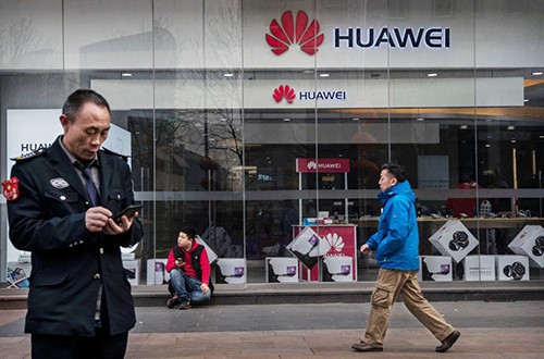 Bên ngoài một cửa hàng Huawei ở Bắc Kinh. (Ảnh: Bloomberg) Bên ngoài một cửa hàng Huawei ở Bắc Kinh. (Ảnh: Bloomberg)