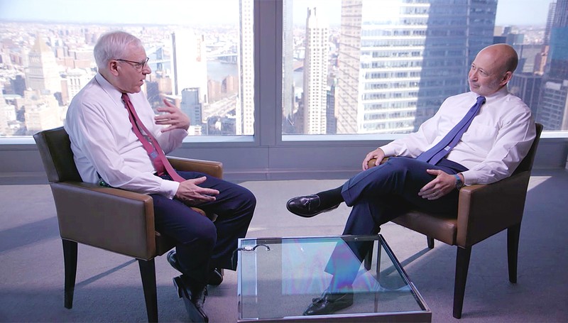 David Rubenstein phỏng vấn CEO của Golman Sachs Blankfein trong show truyền hình nổi tiếng của ông. David Rubenstein phỏng vấn CEO của Golman Sachs Blankfein trong show truyền hình nổi tiếng của ông.