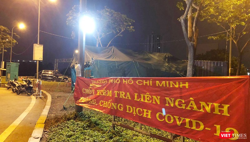 TP.HCM đã phải thành lập nhiều chốt kiểm tra liên ngành đo thân nhiệt trong thời gian phải giãn cách xã hội khi dịch Covid-19 bùng phát đợt 1. Trong ảnh là điểm chốt 24/24 tại điểm cuối cao tốc Long Thành - Dầu Giây trước khi vào TP.HCM. Ảnh: GVT.