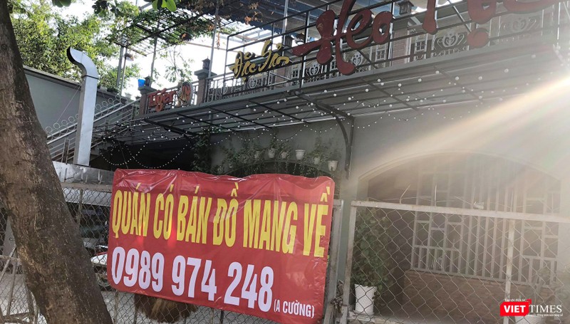 Khi phải tiến hành giãn cách xã hội, các cửa hàng ăn uống ở TP.HCM chỉ có thể bán đồ mang về. Ảnh: GVT.