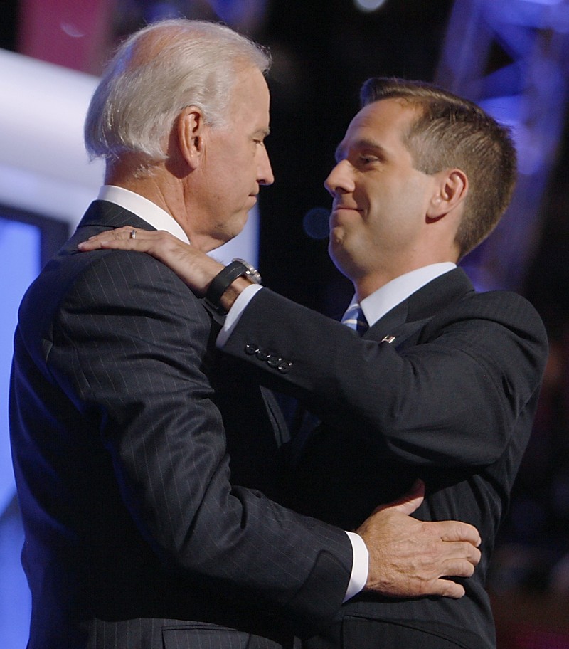 Ông Biden và con trai cả Beau Biden, niềm tự hào của ông. Beau Biden qua đời năm 46 tuổi vì căn bệnh ung thư não, khi đang là Tổng Chưởng lý của bang Delaware (Ảnh: Reuters) Ông Biden và con trai cả Beau Biden, niềm tự hào của ông. Beau Biden qua đời năm 46 tuổi vì căn bệnh ung thư não, khi đang là Tổng Chưởng lý của bang Delaware (Ảnh: Reuters)