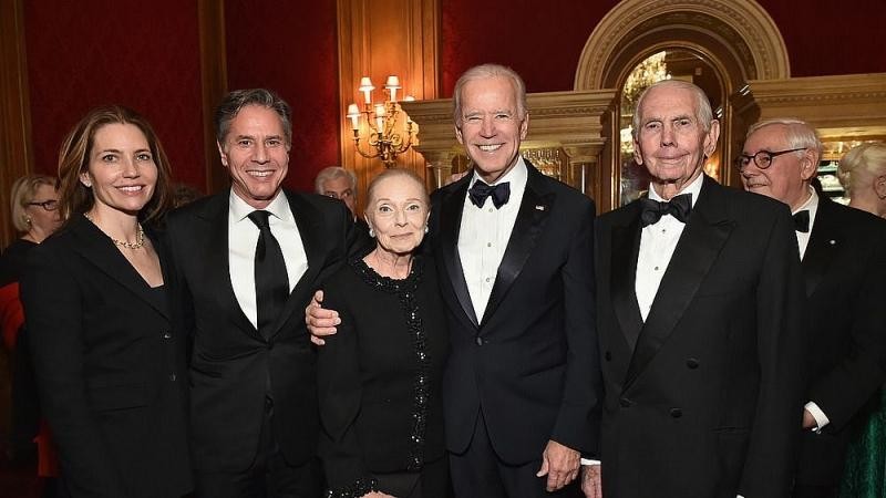 Vợ chồng ông Blinken chụp ảnh cùng ông Joe Biden. Ông Blinken gặp và kết hôn với bà Ryan khi cả hai cùng làm việc tại Nhà Trắng thời Tổng thống Clinton. Ảnh: Getty Vợ chồng ông Blinken chụp ảnh cùng ông Joe Biden. Ông Blinken gặp và kết hôn với bà Ryan khi cả hai cùng làm việc tại Nhà Trắng thời Tổng thống Clinton. Ảnh: Getty