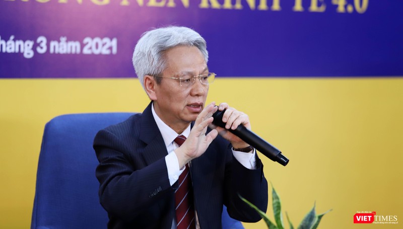 Tiến sĩ Nguyễn Sỹ Dũng đang trả lời câu hỏi của các khách mời. Ảnh: Nguyễn Luân.