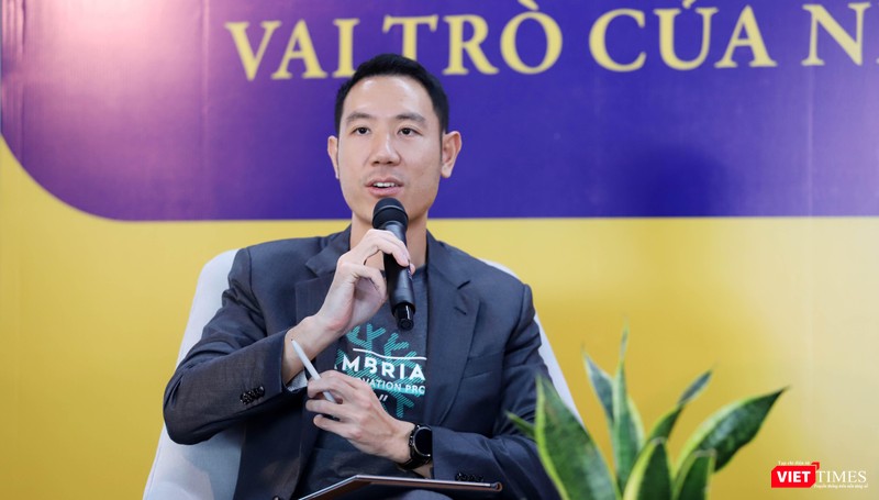 Tiến sĩ Vũ Duy Thức (Đại học Stanford) cho rằng, vai trò khởi tạo của nhà nước trong đổi mới sáng tạo không nhất thiết phải là “nhà nước bỏ tiền ra đầu tư” mà có thể từ việc tạo ra các “policy sandbox” – (khung thử nghiệm thể chế). Ảnh: Nguyễn Luân.