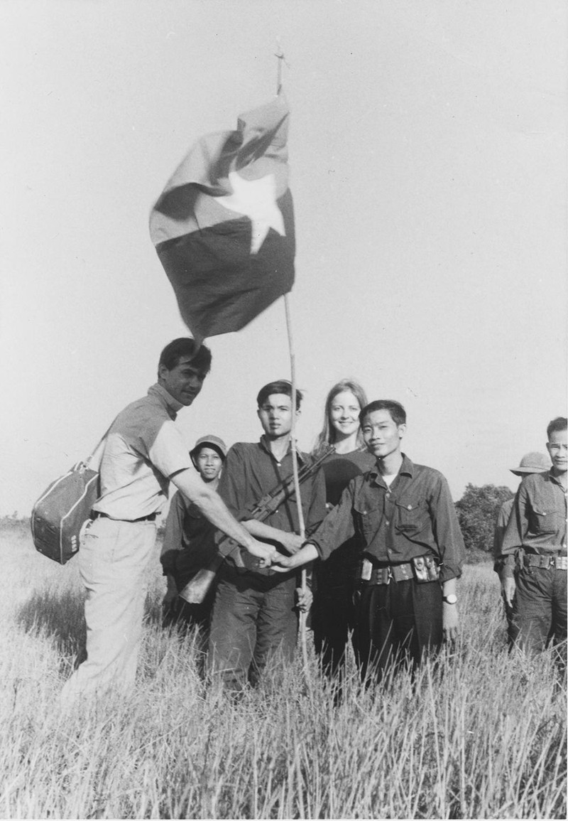 Francis FitzGerald chụp cùng những người lính Mặt trận Dân tộc Giải phóng Miền Nam Việt Nam năm 1973. Bà là một trong những phóng viên nước ngoài hiếm hoi tiếp xúc và viết bài từ góc nhìn của ba bên: miền Nam Việt Nam - Miền Bắc Việt Nam và Mặt trận Dân tộc Giải phóng miền Nam Việt Nam. Ảnh: NVCC
