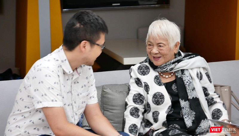 Đạo diễn Nguyễn Thị Xuân Phượng trò chuyện với các bạn trẻ Việt Nam về hồi ức chiến tranh. Ảnh: BT