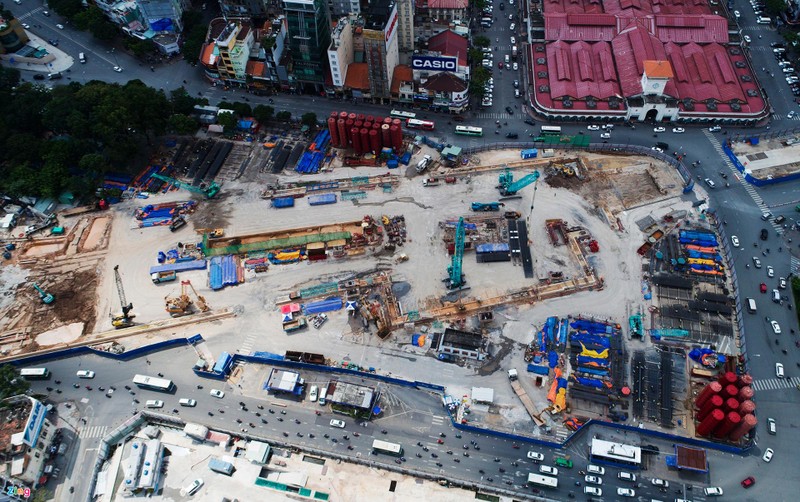 Toàn cảnh công trường thi công tuyến metro số 1 Bến Thành - Suối Tiên. TP.HCM nhiều năm nay đối diện với tình trạng thiếu vốn nghiêm trọng để phát triển hạ tầng giao thông. Ảnh: Zing