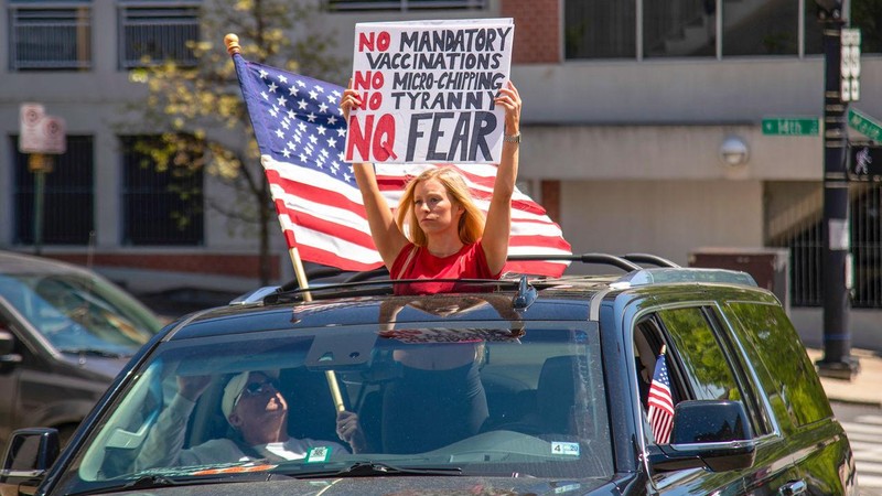 Một số nhóm phản đối tiêm vaccine ở Mỹ. Ảnh: AP Một số nhóm phản đối tiêm vaccine ở Mỹ. Ảnh: AP