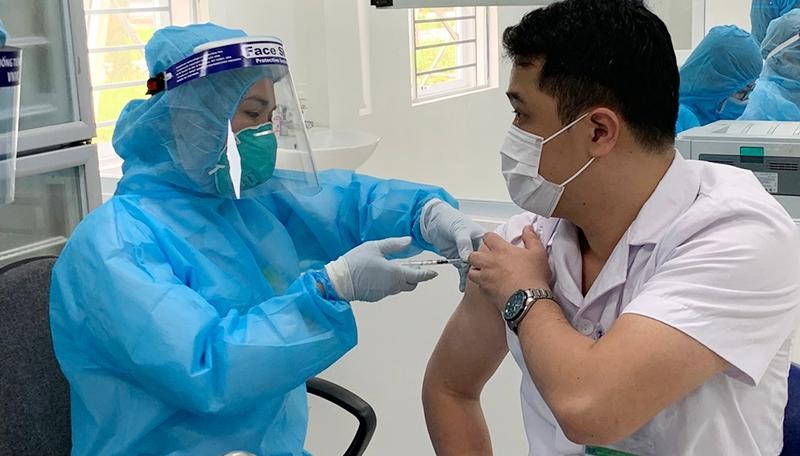 Việt Nam đang huy động tất cả nguồn lực với hy vọng đủ vaccine tiêm cho đại đa số người dân. Ảnh: báo Nhân dân.