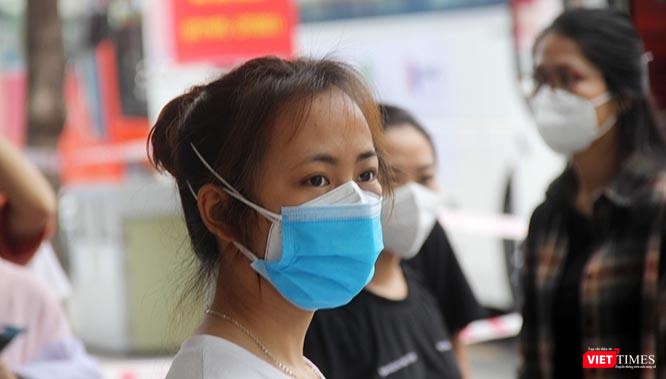 Từng có kinh nghiệm lấy mẫu, truy vết tại các tỉnh Hải Dương, Bắc Ninh, Bắc Giang, các sinh viên tới từ Hải Dương luôn thận trọng khi dùng khẩu trang để thực hiện 5K theo khuyến cáo của Bộ Y tế. Ảnh: GVT. Từng có kinh nghiệm lấy mẫu, truy vết tại các tỉnh Hải Dương, Bắc Ninh, Bắc Giang, các sinh viên tới từ Hải Dương luôn thận trọng khi dùng khẩu trang để thực hiện 5K theo khuyến cáo của Bộ Y tế. Ảnh: GVT.
