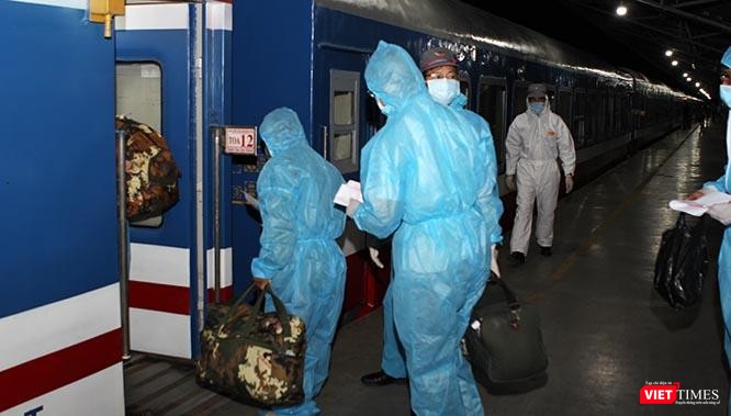 Những hành khách lên tàu rất muộn trước giờ tàu chạy. Ảnh: GVT.