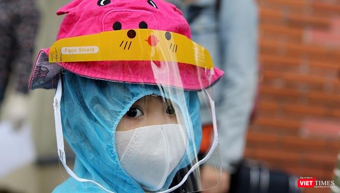 Những công dân nhí của Hà Tĩnh về từ TP.HCM được trang bị rất cẩn thận lẫn chuyên nghiệp trước khi lên tàu. Ảnh: GVT.