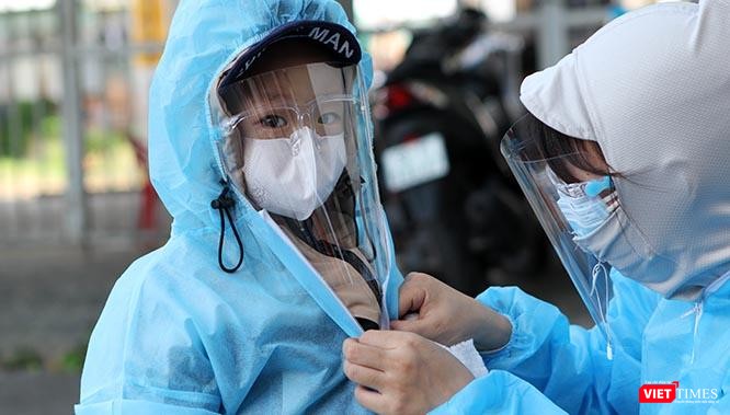 Ba của Minh Quân không thể ra ga tàu tiễn hai mẹ con. Ảnh: GVT.