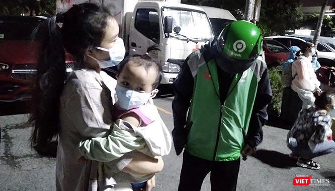 Gia đình Sơn đến rất muộn, nằm trong danh sách dự phòng nhưng may mắn vợ con anh đã được ưu tiên lên tàu. Ảnh: GVT.