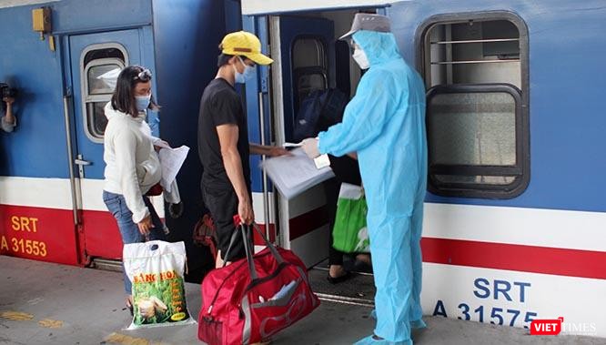 Những hành khách này sẽ được cách ly tập trung tại các huyện ở Hà Tĩnh. Công dân ở cùng một huyện sẽ lên cùng một toa. Ảnh: GVT.