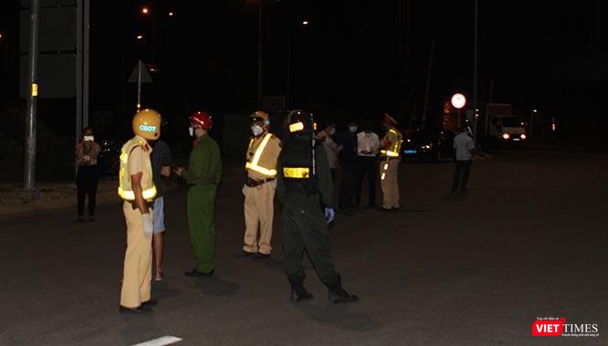 Nhiều chốt chặn như trong hình đã được thiết lập trên toàn TP.HCM từ 18h hôm qua (26/7/2021). Ảnh: GVT.