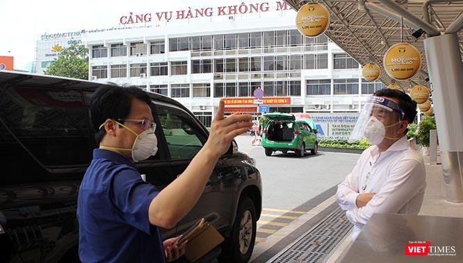 Các cán bộ trong đoàn công tác đặc biệt của tỉnh Hà Tĩnh đang trao đổi nhanh các tình huống phát sinh tại sân bay Tân Sơn Nhất khi tổ chức 5 chuyến bay hồi hương cho 1.837 công dân. Ảnh: GVT.