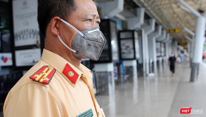 Thượng tá Nguyễn Chiến Thắng (Phó phòng CSGT Công an tỉnh Hà Tĩnh) tại sân bay Tân Sơn Nhất đang dõi theo chuyến bay thứ 5 cất cánh an toàn. Ảnh: GVT.