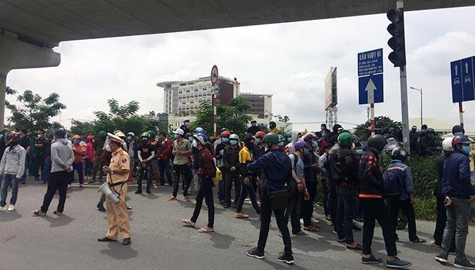 Cảnh sát phải phát loa yêu cầu người dân quay trở lại thành phố sáng 15/8 tại TP. Thủ Đức Cảnh sát phải phát loa yêu cầu người dân quay trở lại thành phố sáng 15/8 tại TP. Thủ Đức