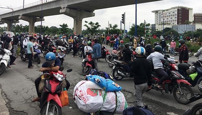 Sau nhiều tháng thất nghiệp, việc TP.HCM quyết định áp dụng giãn cách theo Chỉ thị 16 khiến hàng ngàn người và phương tiện tìm cách rời khỏi TP sáng nay, nhưng được yêu cầu quay trở lại. Ảnh: Tâm Chí Sau nhiều tháng thất nghiệp, việc TP.HCM quyết định áp dụng giãn cách theo Chỉ thị 16 khiến hàng ngàn người và phương tiện tìm cách rời khỏi TP sáng nay, nhưng được yêu cầu quay trở lại. Ảnh: Tâm Chí