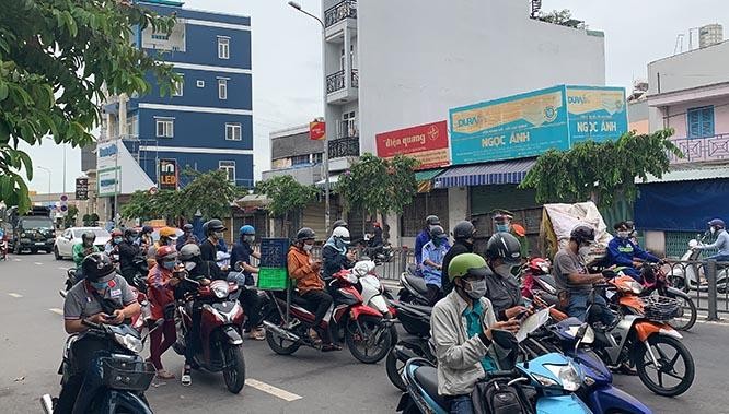 Cảnh hỗn độn khi không còn cách nào khác là dừng xe giữa đường trước các chốt chặn để rút điện thoại ra khai báo di biến động dân cư Cảnh hỗn độn khi không còn cách nào khác là dừng xe giữa đường trước các chốt chặn để rút điện thoại ra khai báo di biến động dân cư