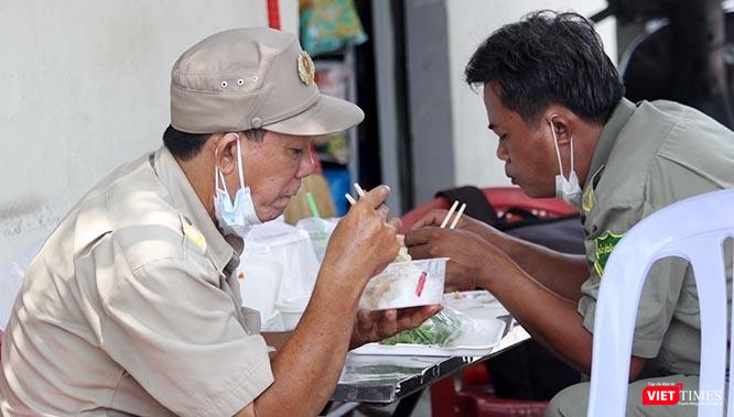 Bữa ăn trưa của những tự vệ dân phố ở khu vực 1 (TP. Thủ Đức, TP.HCM) đã hơn 3 tháng nay. Ảnh: GVT.