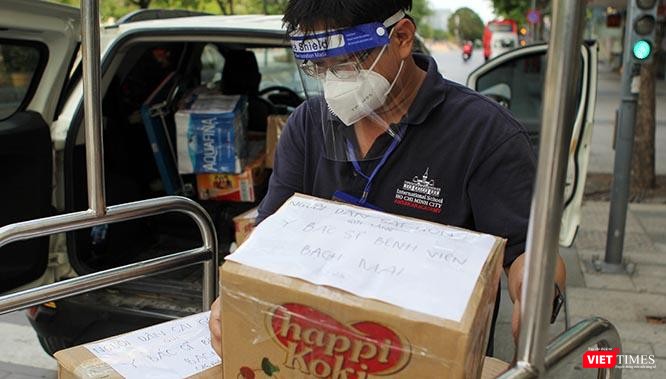 Bùi Văn Nghĩa, một người con Sài Gòn đang nâng niu những món quà là tình cảm trân quý của bà con gửi tới các y bác sĩ tuyến đầu chống dịch ở TP.HCM. Ảnh: GVT.