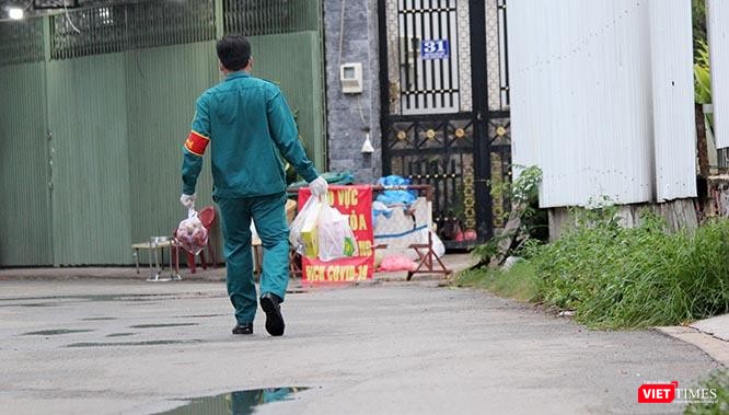 Dân phòng ở khu vực đường Nguyễn Văn Giáp trở thành các &quot;shipper bất đắc dĩ&quot; khi con đường này bị phong toả trưa 31/5/2021. Ảnh chụp lúc 11h ngày 1/6/2021. Ảnh: GVT.