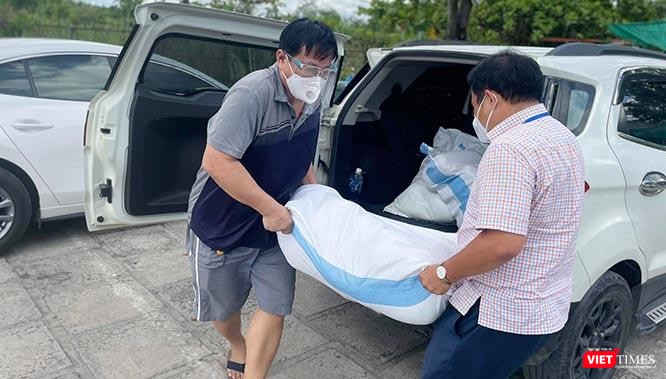 Nhiều tháng nay, &quot;shipper&quot; Bùi Văn Nghĩa (bên trái) nghỉ công việc kinh doanh và rong ruổi xe khắp Sài Gòn để đi chở lương thực, thực phẩm tiếp tế cho các khu vực cách ly, phong toả. Ảnh: GVT.