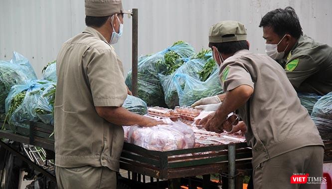 &quot;Hậu cần&quot;, thứ mà những người dân cần nhất khi phong toả, được bà con góp gom ủng hộ, còn lực lượng dân quân, tự vệ nghiễm nhiên trở thành người vận chuyển sau rào phong toả. Ảnh: GVT.