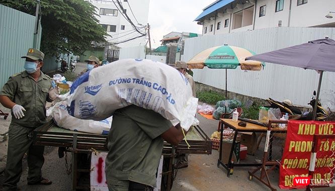 Xe lôi, phương tiện quen thuộc của bà con lao động ở Sài Gòn được trưng dụng để đưa gạo vào tiếp tế cho các hộ dân bị phong toả ở đường Nguyễn Văn Giáp (Q.2 cũ) trưa ngày 1/6/2021. Thậm chí, chủ vựa gạo còn không kịp chuẩn bị bao, đành lấy luôn bao đựng đường đóng gạo. Ảnh: GVT.