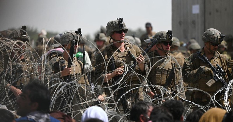 Phụ nữ và trẻ em gái tại Afghanistan đang đối diện với tương lai đen tối khi Taliban tiếp quản đất nước. Ảnh: Reuters Phụ nữ và trẻ em gái tại Afghanistan đang đối diện với tương lai đen tối khi Taliban tiếp quản đất nước. Ảnh: Reuters