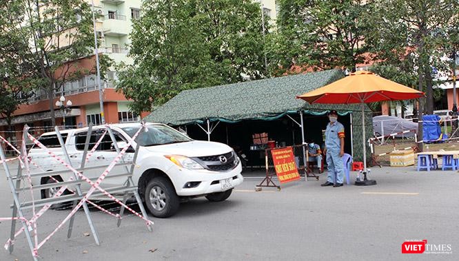 Lối ra vào duy nhất hiện nay ở khu vực &quot;vùng xanh&quot; chốt chặn tại đường Vũ Tông Phan thuộc phường An Phú (Q.2 cũ, TP.HCM). Ảnh: GVT.