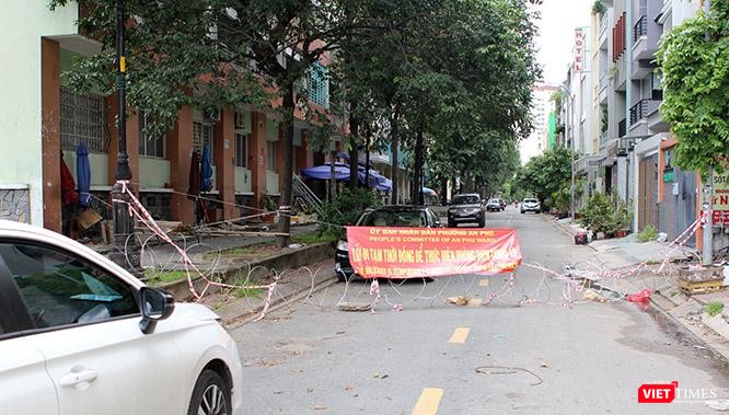 Nhiều lối đi lại nội bộ trong khu vực &quot;vùng xanh&quot; thuộc phường An Phú (Q.2 cũ) cũng được rào kín bằng dây kẽm gai. Ảnh: GVT.