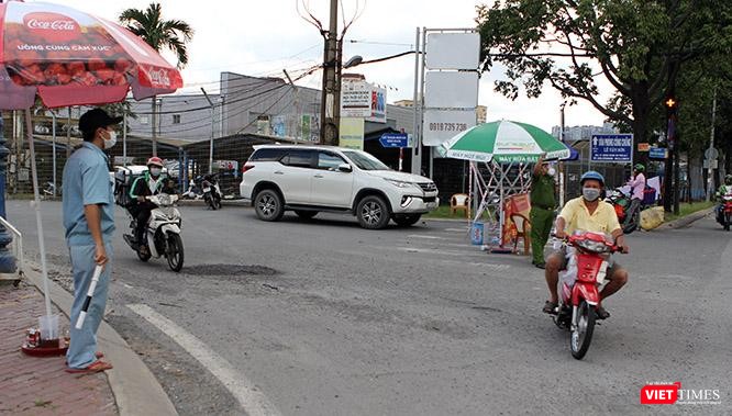 Chốt canh gác người và phương tiện tại điểm giao đường Nguyễn Hoàng - đường Song Hành lúc mới lập &quot;vùng xanh&quot;, nay cũng đã được rào kín, thực hiện &quot;phong toả cứng&quot;. Ảnh: GVT.