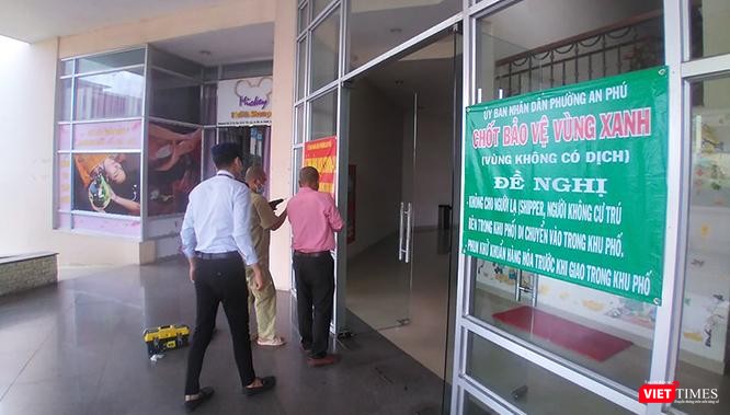 Các khu chung cư ở khu vực &quot;vùng xanh&quot; cũng được gắn thông báo &quot;chốt bảo vệ vùng xanh&quot; để nhấn mạnh một lần nữa. Ảnh: GVT.