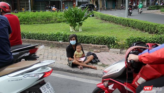 Những tấm vé số cuối cùng được bán ở vỉa hè trước khi TP.HCM giãn cách xã hội hồi tháng 6/2021