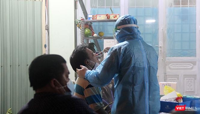 Qua nhiều lần test lấy mẫu diện rộng trong cộng đồng, số ca lây nhiễm bởi Covid-19 ở TP.HCM vẫn liên tục tăng cao. Ảnh: GVT.