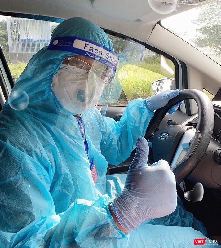 Bùi Văn Nghĩa luôn trong tình trạng bịt kín đồ phòng hộ cả ngày lẫn đêm. Bùi Văn Nghĩa luôn trong tình trạng bịt kín đồ phòng hộ cả ngày lẫn đêm.