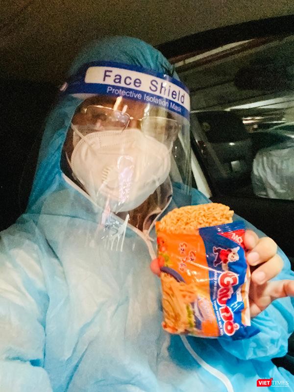 Mỳ tôm luôn có sẵn trên xe, bóc ra ăn sống là bữa ăn thường nhật của anh Bùi Văn Nghĩa đã nhiều tháng nay. Mỳ tôm luôn có sẵn trên xe, bóc ra ăn sống là bữa ăn thường nhật của anh Bùi Văn Nghĩa đã nhiều tháng nay.