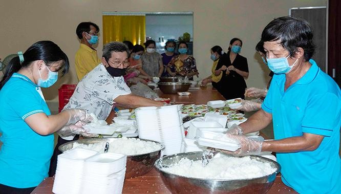 Nhiều người dân đã thức suốt đêm nấu cơm, chuối, bắp, khoai lang… mang đến khu cách ly tập trung để tiếp tế lực lượng tuyến đầu, tiếp thêm thực phẩm, nước uống, mừng con em mình trở về quê hương. Ảnh: Mạnh Hùng. Nhiều người dân đã thức suốt đêm nấu cơm, chuối, bắp, khoai lang… mang đến khu cách ly tập trung để tiếp tế lực lượng tuyến đầu, tiếp thêm thực phẩm, nước uống, mừng con em mình trở về quê hương. Ảnh: Mạnh Hùng.