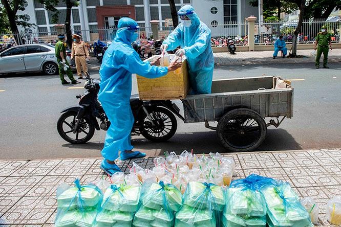 Những phần ăn tiếp sức cho người dân tìm đường về quê hương An Giang đã được chuẩn bị sẵn. Ảnh: Mạnh Hùng. Những phần ăn tiếp sức cho người dân tìm đường về quê hương An Giang đã được chuẩn bị sẵn. Ảnh: Mạnh Hùng.