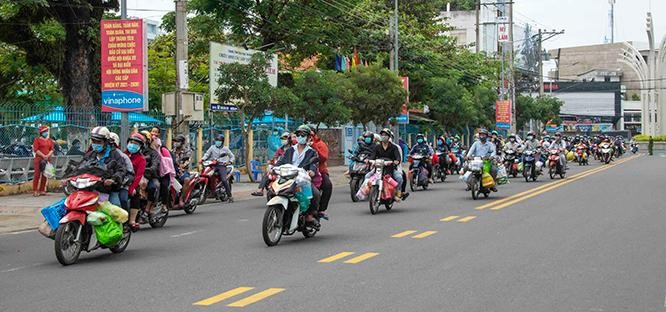 An Giang tới ngày 5/10/2021 đã đón 35.127 người dân từ TP. Hồ Chí Minh, các tỉnh Bình Dương, Đồng Nai… di chuyển về. Ảnh: Mạnh Hùng. An Giang tới ngày 5/10/2021 đã đón 35.127 người dân từ TP. Hồ Chí Minh, các tỉnh Bình Dương, Đồng Nai… di chuyển về. Ảnh: Mạnh Hùng.